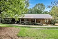 Church Farm cabin is a cozy cabin for an unforgettable stay in central Alabama - 3-Star
