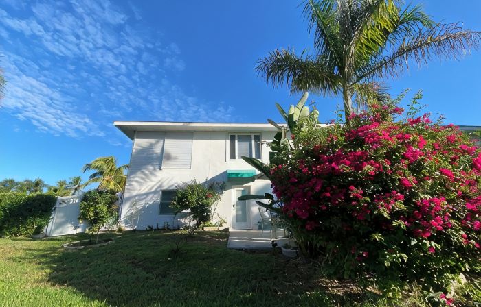 Closest studio to Vanderbilt Bch, lovely remodel, yard, has everything & extras!