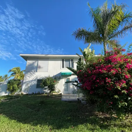 Closest studio to Vanderbilt Bch, lovely remodel, yard, has everything & extras!