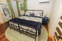 Creek side Log Cabin with hot tub in White Sulphur Springs WV - 3-Sterne