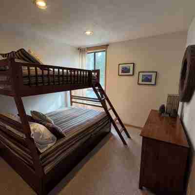 Great Condo with views of the Sherwin Ran. Close to Mammoth Mnt & Lakes Basin! Rooms