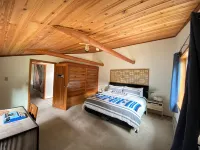 Naked Elk Lodge: 4 Bdrms, Hot Tub, Projector TV near Mt. Rainier - WiFi