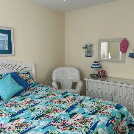 Charming and convenient 4 BR house in the heart of Surf City!