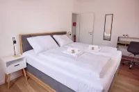 Design apartment with king-size beds & balcony