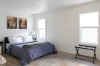 MANHATTAN MODERN: Large 3 bed, Fenced yard-Parking - Homestays