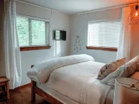 Chic downtown WP condo; 5 mins to slopes 🎿; walk to drinks🍹& dining, hot tub - Uima-altaat
