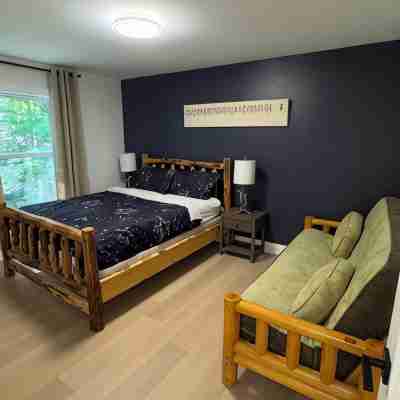 Muskoka Lakefront Cottage w/ Dock, Kayaks & Canoes • Family Getaway Rooms