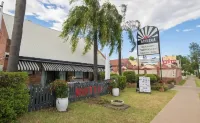 Country Pathfinder Motor Inn - Motels