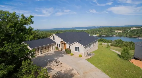 Luxury Lakeview w/Private Pool • Fireplaces • Game Garage • Sleeps Large Groups - 4 stelle