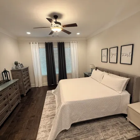 Spacious 4 Br House, w/Game Room in Auburn- 2.5 Miles from AU Stadium- Homestay