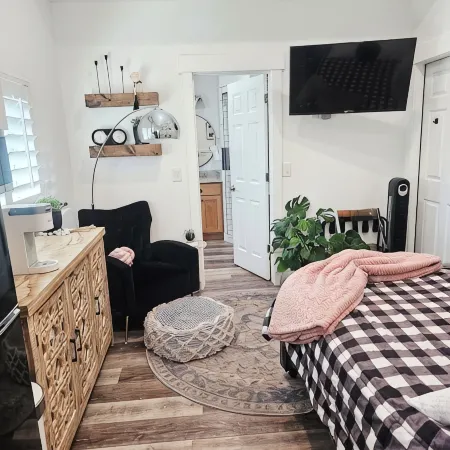 Modern Studio with Washer & Dryer