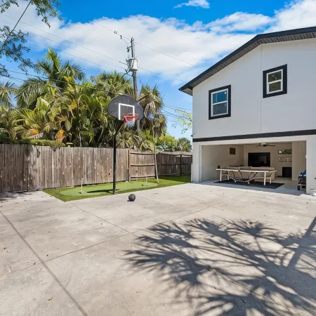 Perfect location 6 Bedroom, 4 Bathroom house. GameRoom,HeatedPool. 5min to Beach