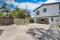 Perfect location 6 Bedroom, 4 Bathroom house. GameRoom,HeatedPool. 5min to Beach