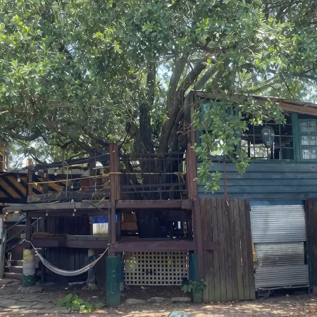 Treehouse Guesthouse: 3 Br Unique Home for 8 Adults Plus 400 sq ft Fun Treehouse