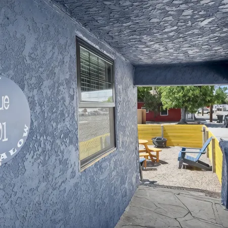 Downtown Blue Bungalow w/Fully Fenced Yard, AC, W/D, 3 Smart TVs, Den, Fast WiFi
