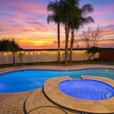 Casa Aaron, Large Pool, Game Room, Spacious Backyard with Palm Trees, 3 Bedrooms
