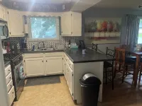 Cozy bungalow in Marquette w/ hot tub. Minutes from Lake Superior and downtown. - نادي رياضي