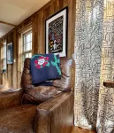 Cozy and comfortable. Just a few minutes walk to the Square and the University. - 4-Star