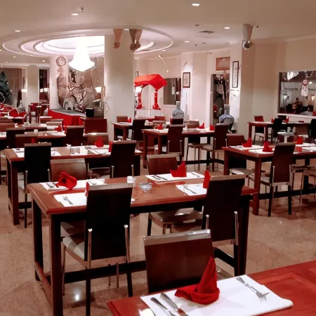 Hotel Grand Tiga Mustika Отели рядом с достопримечательностью «Парк Бекапай»