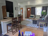 Fantastic 2-bedroom townhome, 2 blocks from Michigan Stadium! - บังกะโล