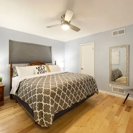 Pets Welcome! HOT TUB, Games, Backyard, Free Wine, WiFi, 4 TVs