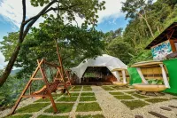 Trekker Glamping - EcoLodge Boutique - สระว่ายน้ำแบบอินฟินิตี้