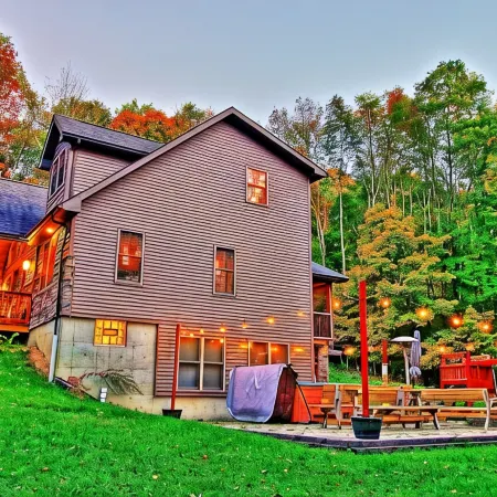 Hidden Gem💎Large Ellicottville Chalet🍁Woods⛷ Hot Tub 🕹️ Arcade Fun 🔥Fire Pit