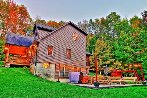 Hidden Gem💎Large Ellicottville Chalet🍁Woods⛷ Hot Tub 🕹️ Arcade Fun 🔥Fire Pit