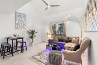 ~The Hidden Gem~ King Bed and Hot Tub!