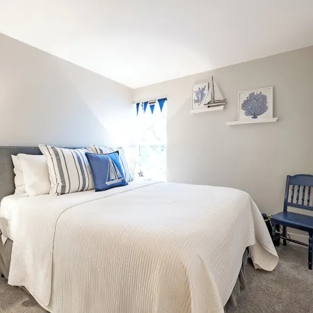 The Beach Retreat-Stylish 2-bedroom view condo in Birch Bay
