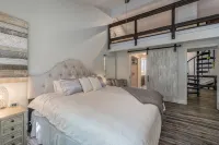 Lovely 2BA King Beds+2 Car Garage. Hidden Gem-Walk>Shops & Dining! - Wifi