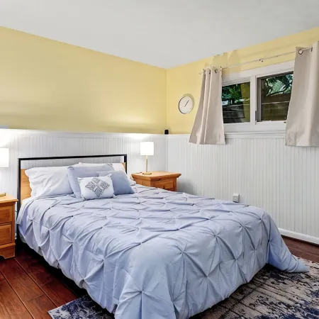 Walking Distance to Ski Slopes! Cozy Condo that sleeps 4!