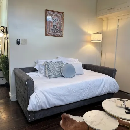 5BR Beautifully Restored Historic New Orleans Home-Privacy Gate & Screened Porch Отели рядом с достопримечательностью «Зоопарк «Одюбон»»