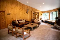 Spacious Secluded Cabin on 9 acres Hot Tub Outdoor Dining Private Trails - 3 tähden