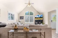 Cozy Home 1 Mile to Downtown CDA & Lake – King Beds and an EV Charger! - 4-Star