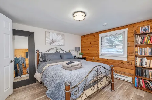 Secluded Pet-Friendly High-Tech Log Cabin in the Woods - 샬레 호텔