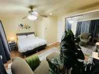 Rogers Park Cozy 1 bd, 1 bath unit. Gated parking. - Condos