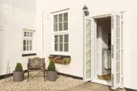 Fabulous 3 Bed Apartment with Private Courtyard - 4-Star