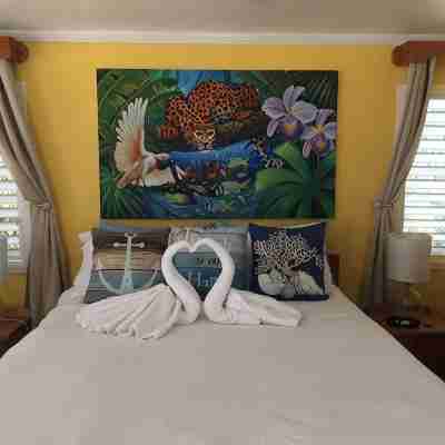 Beach Front Cottage in the heart of Placencia Village Rooms
