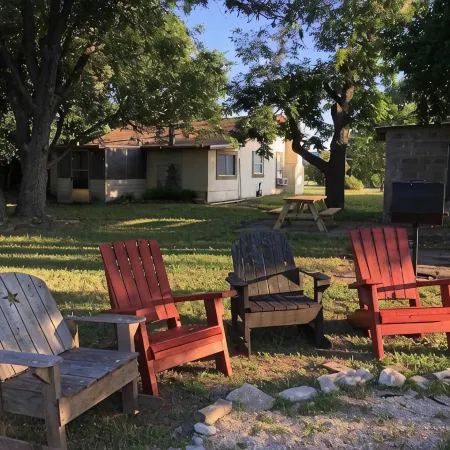 3 Sisters Crossroads Cottage with Big Porch, close to Lost Maples