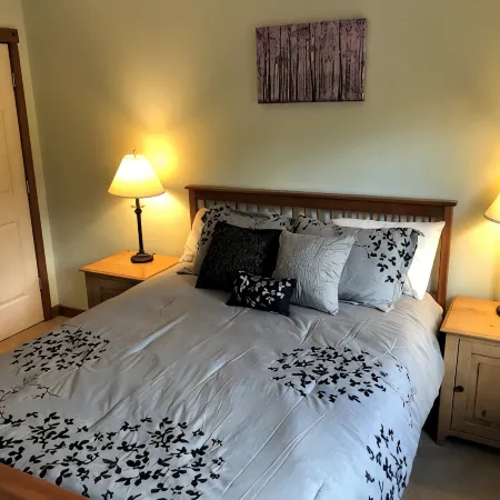 Mount Snow Timber Creek Townhouse with Pool and Ski Shuttle