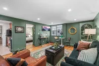 1Br on Salem Common l Steps to Witch Museum and Downtown l Fenced in Yard