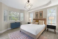 Luxury 6Br Naples Retreat with Private Pool. Beach, & 5th Ave Just Minutes Away! - مسبح خاص