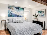 Cozy Apartment Minutes from Downtown - Homestays