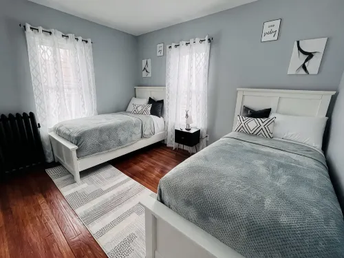 Upscaled Quiet Neighborhood- Modern 3 BDRM - Homestays