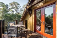 Lovely Cottage just above Moonstone Beach in the Pines and Oak Trees. - 4つ星