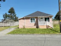 Pacific Escape-Walk to the beach! Adorable 2-bedroom Crescent City home. - 3-Star