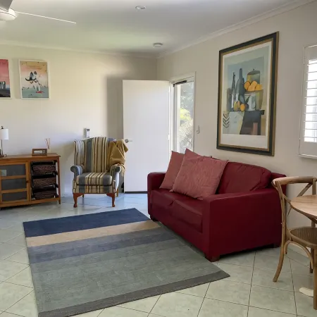 Studio at Beechworth next to the forest. Pet friendly but please let us know. . Отели в г. Бичворт