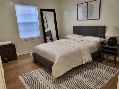 Upscale & Elevated - 3BR 2BA - 2 ดาว
