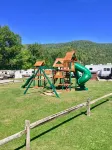 Ugly Cabin, Stunning Escape – Hot Tub! Fire Pit! Fast Wifi! Sunroom! Hiking! - Chalets
